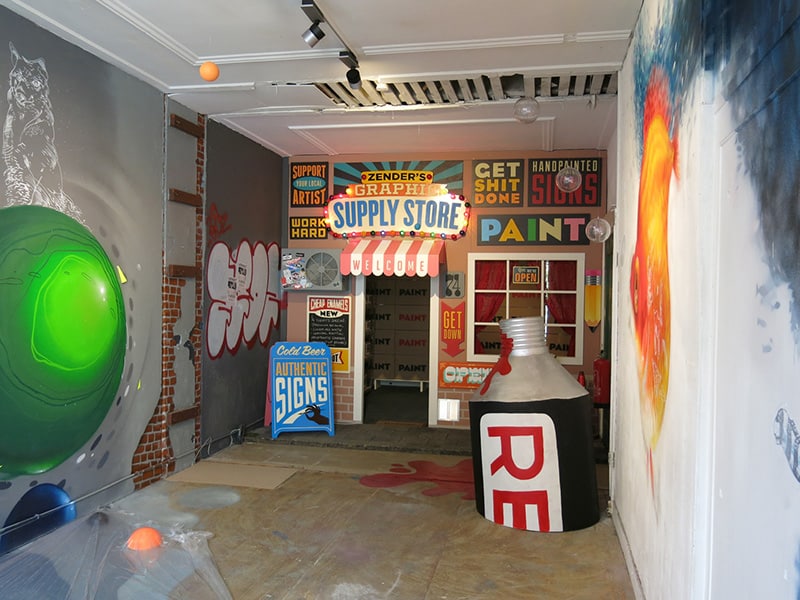 Muurschildering graffiti reclame converse
