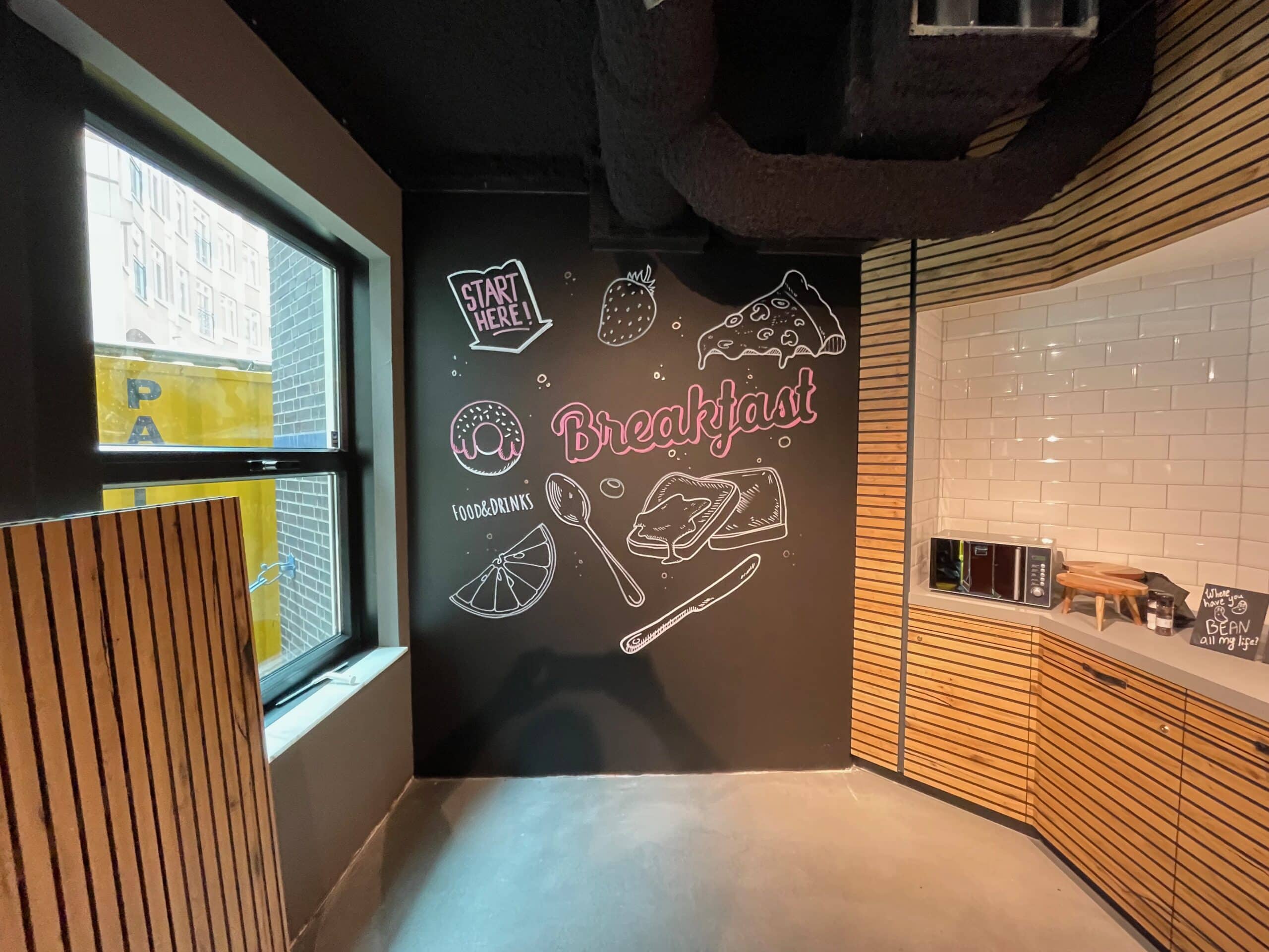 muurschildering moxy hotel karski